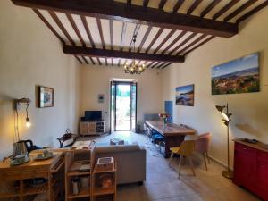 a living room with a couch and a table at Incantevole appartamento, completo e confortevole con ampia terrazza privata e vista sulle colline Toscane, a pochi chilometri dal mare, vicino ai percorsi per bici della zona in Massa Marittima