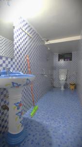 Happy Panda Hostel Arambol Goa的一间浴室