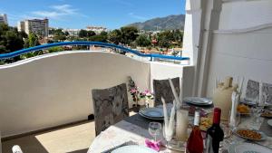 Luxury residence near Puerto Marina italokat is kínál