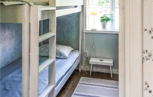 - une chambre avec des lits superposés et une fenêtre dans l'établissement Amazing Home In Frjestaden With Kitchen, à Färjestaden