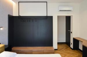 een kamer met een zwarte muur met een bord erop bij Adriatic Luxury Suites in Pescara