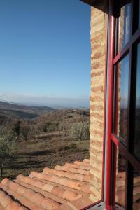 uma janela de um edifício com vista para um campo em Case Bosco em Roccalbegna