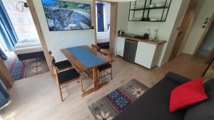 a living room with a table and a kitchen at Villa Olimpijska 2 - Centrum in Wisła