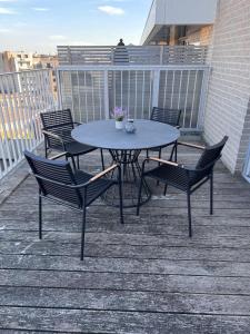 d'un balcon avec une table et des chaises. dans l'établissement Estrella del Mar III, à Ostende