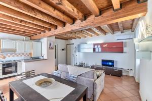 cocina y sala de estar con mesa en App. Maison Dorèe, en Desenzano del Garda