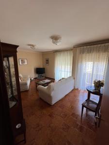 ein Wohnzimmer mit einem weißen Sofa und einem Tisch in der Unterkunft Felix in Trapani