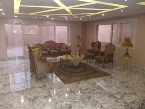 Fotografie z fotogalerie ubytování شقه دوبلكس 2 غرفة نوم و 2 ريسيبشين و 2 حمام بفيلا خاصه v destinaci Sheikh Zayed