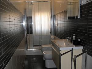 カリアリにあるFlamingo B&Bのバスルーム(トイレ、シャワー、シンク付)