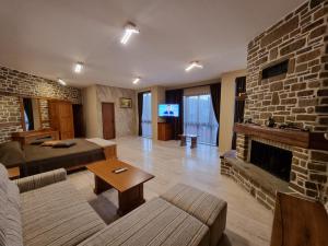 sala de estar con sofá y chimenea en Семеен Хотел Чардаците, en Lovech