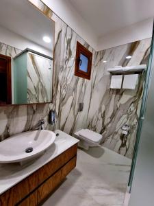 La salle de bains est pourvue d'un lavabo, de toilettes et d'un miroir. dans l'établissement Семеен Хотел Чардаците, à Lovech