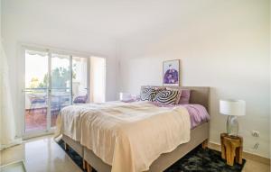 una camera bianca con un grande letto e un balcone di 2 Bedroom Gorgeous Apartment In Marbella a Marbella