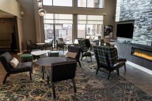 um átrio com mesas e cadeiras e uma lareira em Residence Inn by Marriott Rocklin Roseville em Roseville