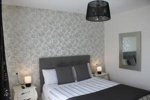 a bedroom with a bed with a patterned wall at Apartamento Turístico HB in Villafranca