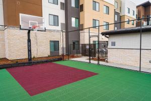 una cancha de baloncesto al aire libre con un aro de baloncesto en Residence Inn by Marriott Rocklin Roseville en Roseville