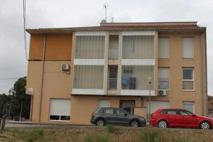 two cars parked in front of a building at Apartamento Turístico HB in Villafranca