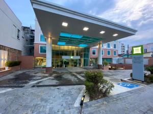 an empty parking lot in front of a building at ibis Styles Manaus in Manaus