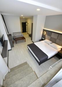 トゥズラにあるSahil Hotel Pendikのベッドルーム1室(大型ベッド1台付)