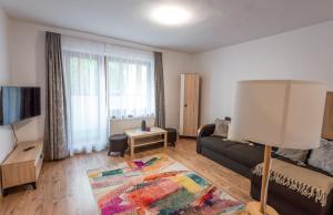 a living room with a couch and a table at Park apartman - központi, csendes, családbarát in Odorheiu Secuiesc