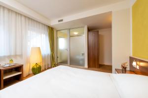 Postel nebo postele na pokoji v ubytování BEHLs Genusshotel im Brennhaus