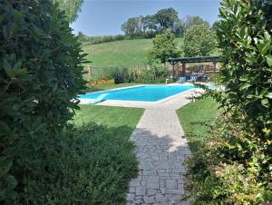 Bazén v ubytování Bed and Breakfast a casa di Valerio nebo v jeho okolí