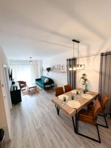 una sala de estar con una mesa y un sofá en Holiday Flat, en Liptovský Mikuláš