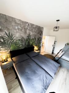 un dormitorio con una cama grande en una habitación en Holiday Flat, en Liptovský Mikuláš