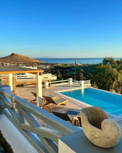 una casa con vistas a la piscina en Para Principe Tinos, en Agios Sostis