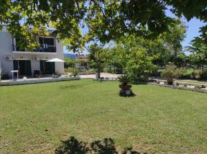 Vonkajšia záhrada v ubytovaní Nikilein's House, διαμέρισμα 150μ απο την παραλία
