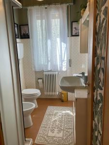 a small bathroom with a toilet and a sink at Casa Sivori sul lago di Garda con ampio giardino in Desenzano del Garda