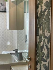 a bathroom with a sink and a mirror at Casa Sivori sul lago di Garda con ampio giardino in Desenzano del Garda