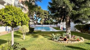 un patio con piscina y palmeras en Luxury residence near Puerto Marina, en Benalmádena