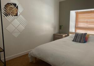 sypialnia z łóżkiem i obrazem na ścianie w obiekcie Kilaturley house apartment w mieście Swinford