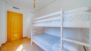 Katil atau katil-katil dalam bilik di Piso en El Poblet 3 dormitorios +14 gambar