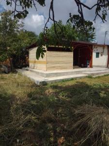 una pequeña casa en medio de un campo en Casa Mocanu 2, 