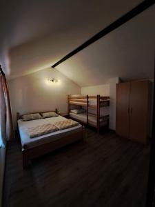 sypialnia z 2 łóżkami piętrowymi na poddaszu w obiekcie Kuća za odmor Buk w mieście Čapljina