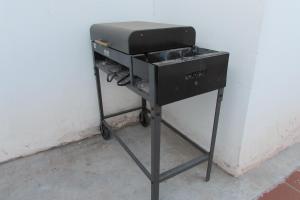 a grill sitting on a stand next to a wall at Casa 2 Dormitorios Céntrica in Belén