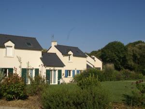 una gran casa blanca con techo negro en Pleasant Breton holiday home near the bay of Douarnenez, en Crozon