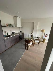 una cucina e un soggiorno con tavolo di Luxury Apartment in Berchem-Antwer ad Anversa