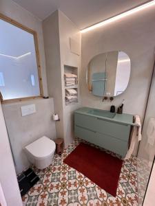 アルテアにあるCasa Kai Altea - Torre de Bellaguardaの洗面台、トイレ、鏡のあるバスルーム +49枚の写真