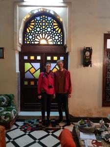 um homem e uma mulher em pé à frente de uma porta em Dar zerhane em Fez