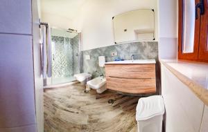 een badkamer met een wastafel, een toilet en een spiegel bij La dolce vita in Agerola