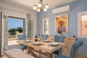 jadalnia ze stołem i krzesłami w obiekcie Villa Elaionas 2 in Svoronata! w mieście Svoronata