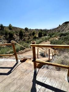 een houten terras met uitzicht op een berg bij Casa rural Cueva Los Aviones, río Chícamo 