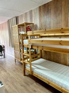 Poschodová posteľ alebo postele v izbe v ubytovaní MIKKA FRONTERA FAMILY 337