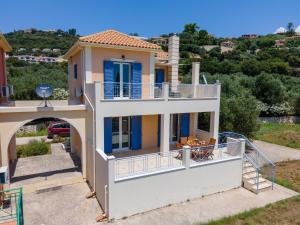 Willa z balkonem i widokiem na okolicę w obiekcie Villa Elaionas 2 in Svoronata! w mieście Svoronata