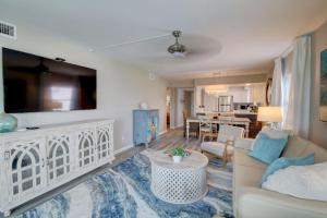 uma sala de estar com um sofá e uma televisão em El Matador 430 - Third floor unit em Fort Walton Beach