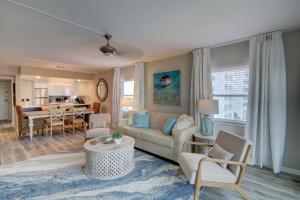 uma sala de estar com um sofá e uma mesa em El Matador 430 - Third floor unit em Fort Walton Beach