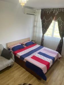 Ένα ή περισσότερα κρεβάτια σε δωμάτιο στο Apartament NEPTUN +1 φωτογραφίες