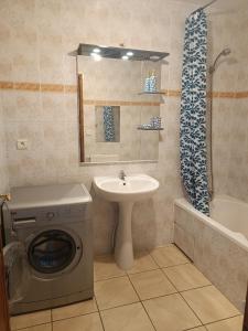 a bathroom with a washing machine and a sink at Taborda familly 