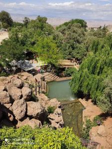 Gîte Dayet Chiker في تازة: اطلاله على نهر فيه صخور واشجار